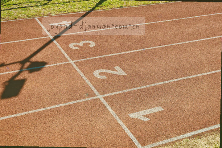 摇杆球头微距特写，表面反光呈现紫色与青色交织，背景虚化
